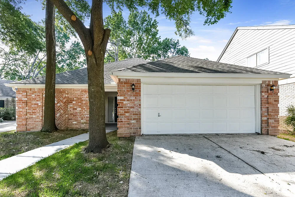 3 bed, 2.0 bath, 2112 sqft, $2,325 — Photo 1