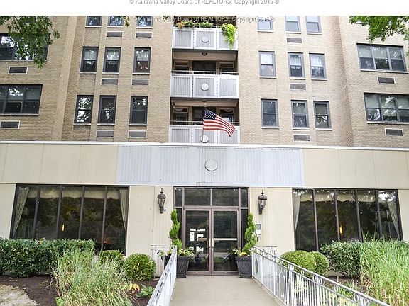 3rd image of 1108 Kanawha Blvd E APT 601