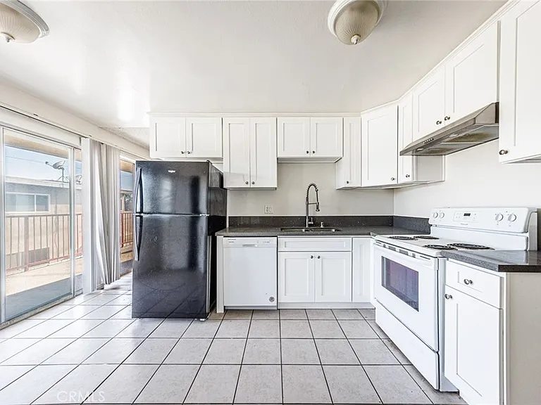 810 E Grand Ave — Photo 4