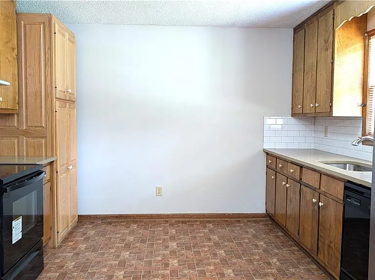 585 Wayside Dr — Photo 6