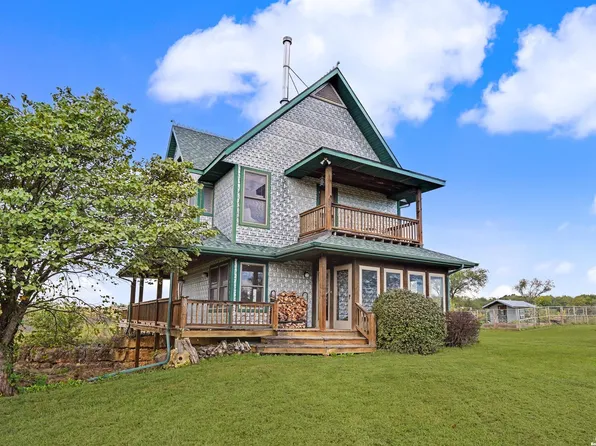 15944 54th St, Oskaloosa, KS 66066