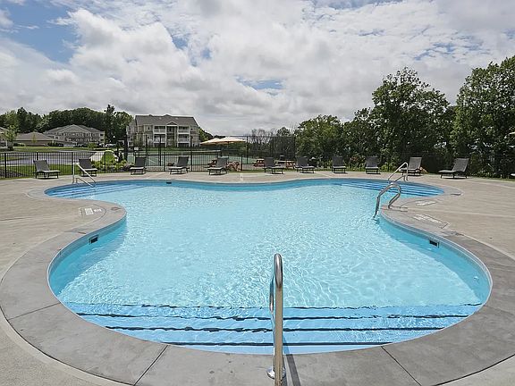 2nd image of 18 Stoneledge Dr #103