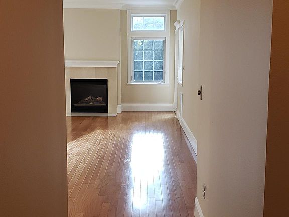 3rd image of 530 El Camino Real APT 211