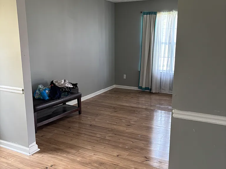 225 Vaness Dr — Photo 2
