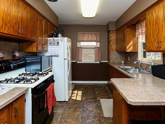 4th image of 704 1st Ave NW