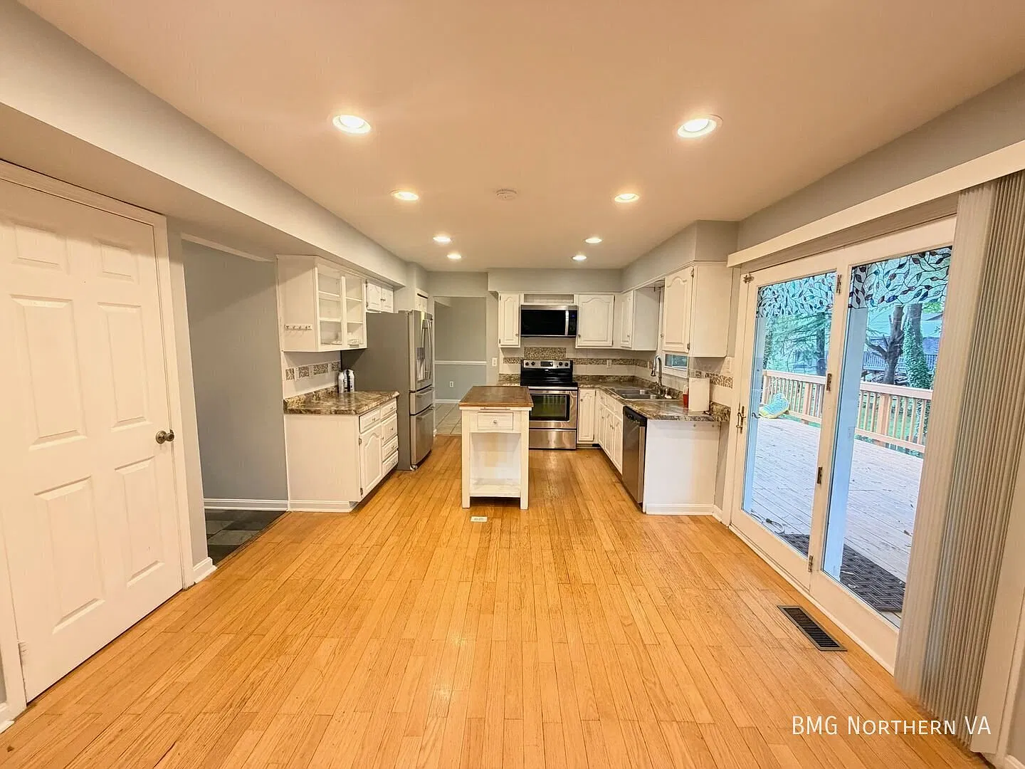 Spacious 4 Bed 2.5 Bath With Fully Finished Basement In Scenic Calvary Run — Photo 4