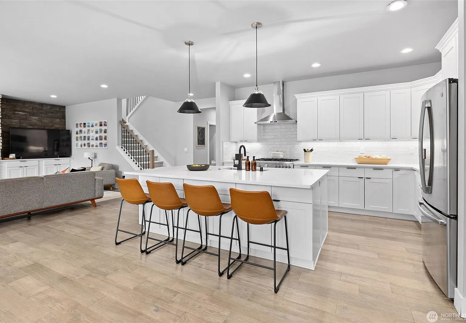 5 bed, 3210 sqft, $5,750 — Photo 3