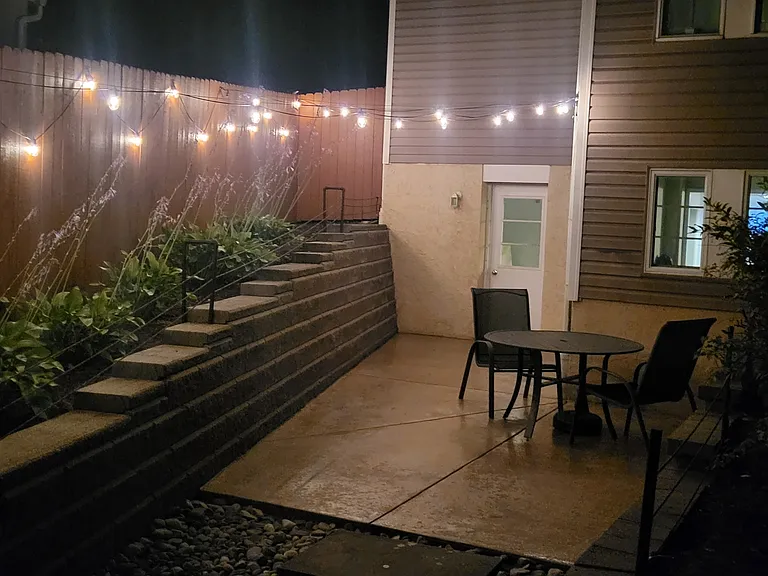 1216 Vermont Ln — Photo 2
