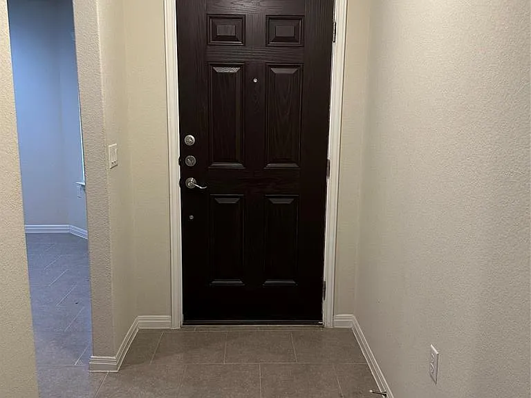 410 Holiday Creek Ln — Photo 3