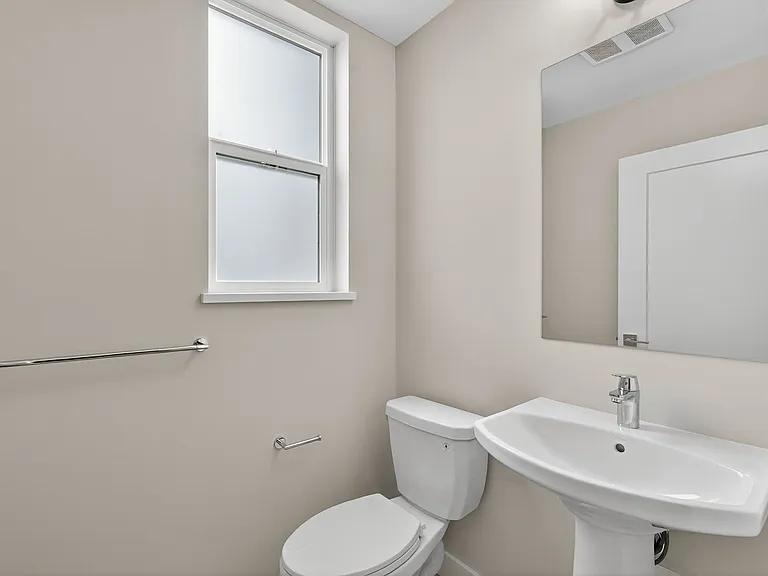 4025 Gellatly Rd S — Photo 7