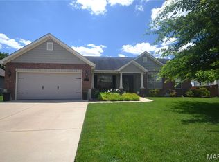 5546 S Woods Manor Dr, Smithton, IL 62285