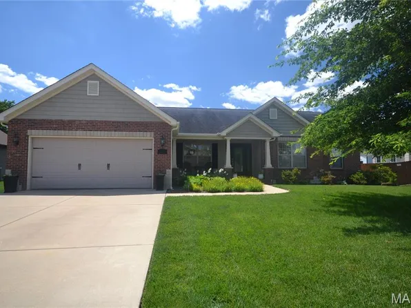 5546 S Woods Manor Dr, Smithton, IL 62285
