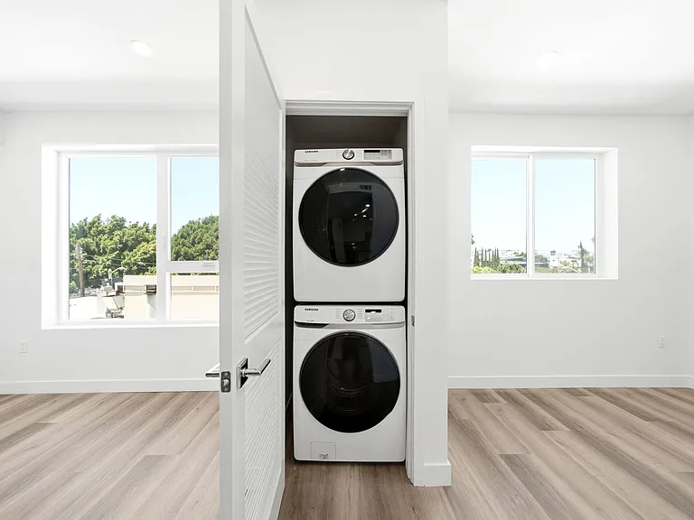 Full Size In-Unit Washer & Dryer
