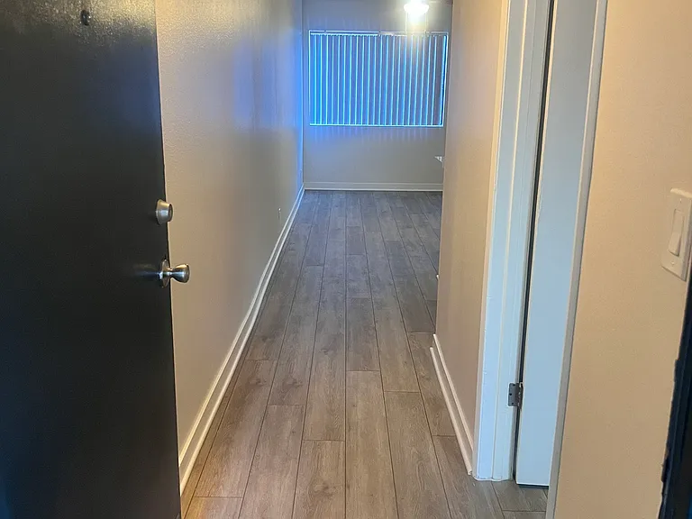 IMT 14227 Vanowen — Photo 8