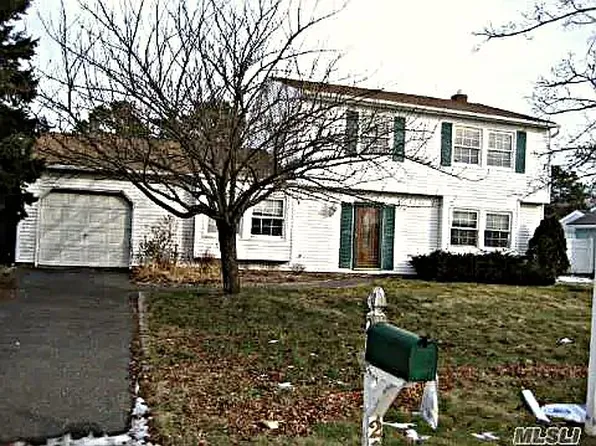 21 Rustic Ave, Medford, NY 11763