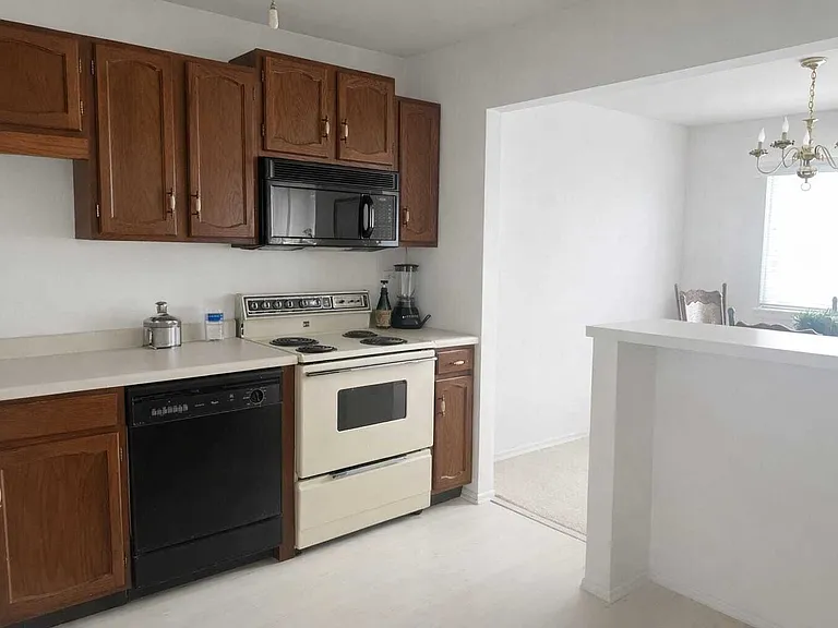 607 Berkley Ct #Z2 — Photo 2