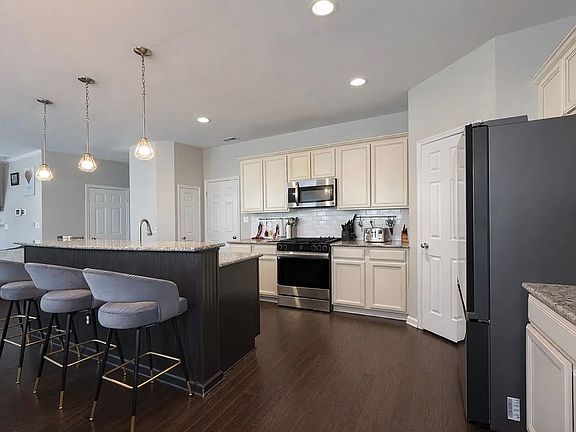4th image of 316 Apple Valley Dr #2
