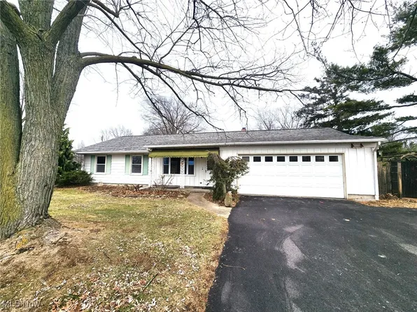 415 N Leavitt Rd, Amherst, OH 44001