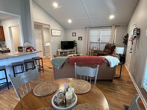 2nd image of 612 Darby Cir