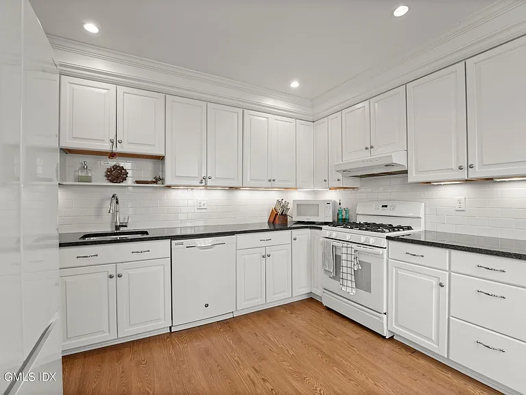 41 Ridge St #1 — Photo 16