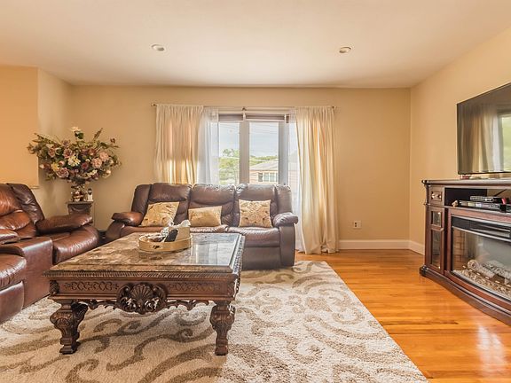 4th image of 93 Renwick Ave