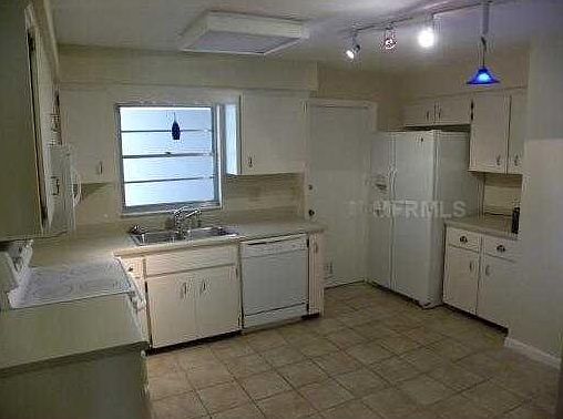 5th image of 3250 Kew Gardens Ln