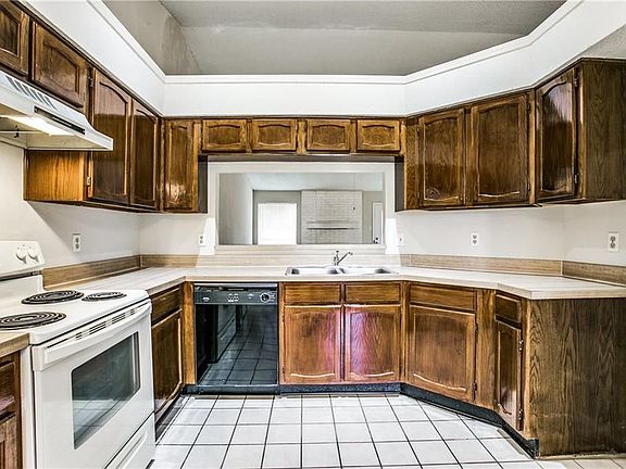 4th image of 1015 Meadow Run Dr