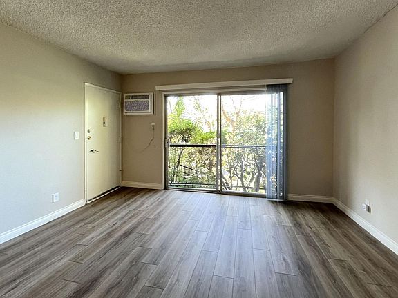 4th image of 924 N Hayworth Ave #40-2