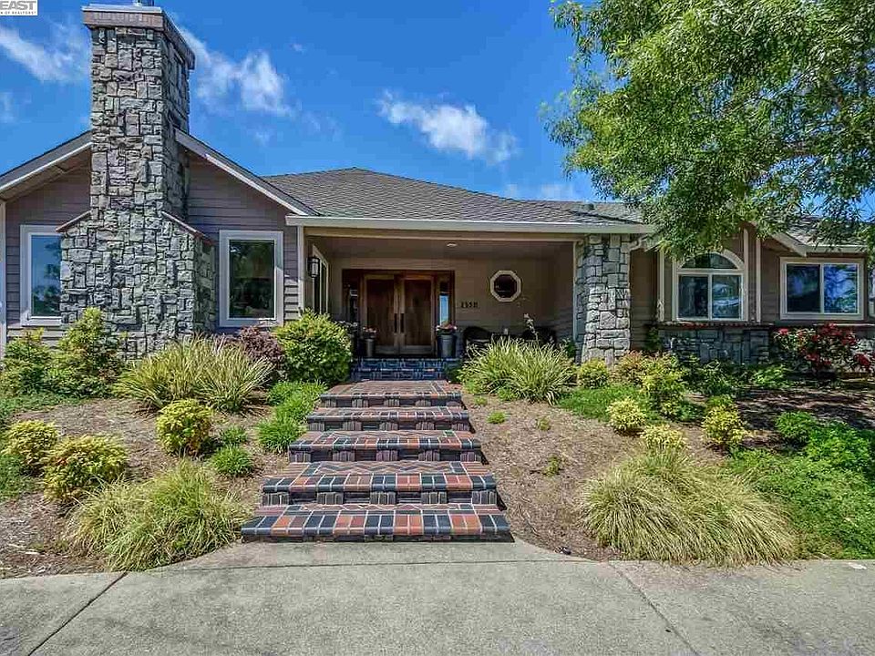 2nd image of 2350 Gloria Ct