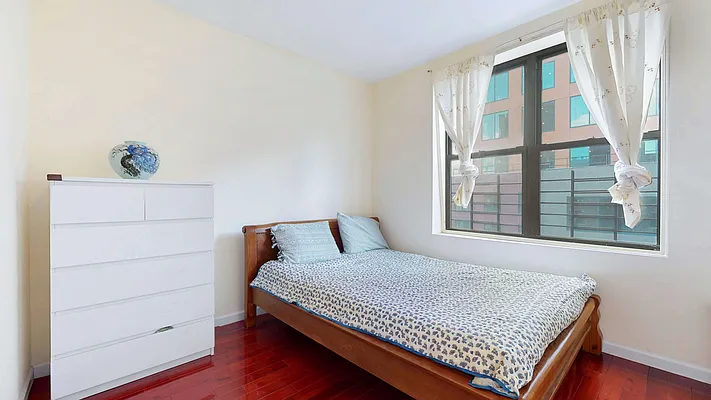 Sold by Bizzarro Agency | media 9