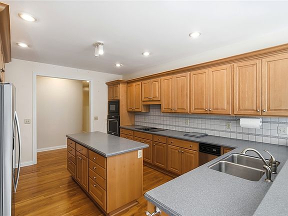 4th image of 110 Laura Ct
