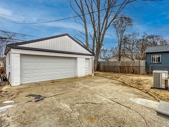 4th image of 23147 Tawas Ave