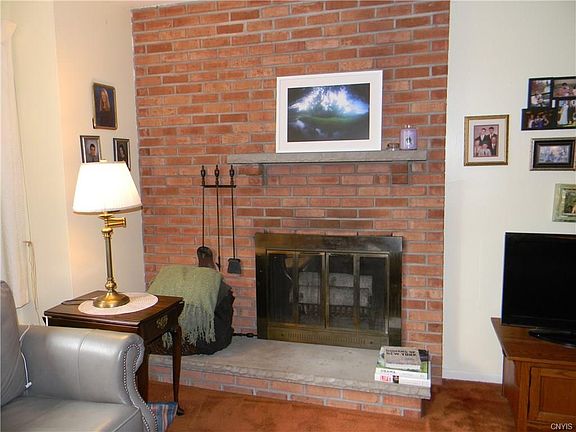 4th image of 8 Brentwood Dr