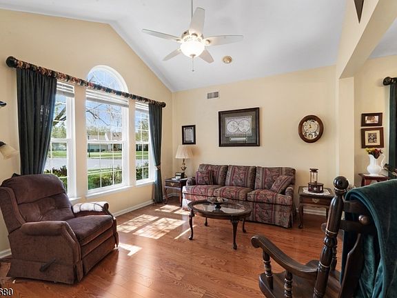 3rd image of 20 Ascot Dr