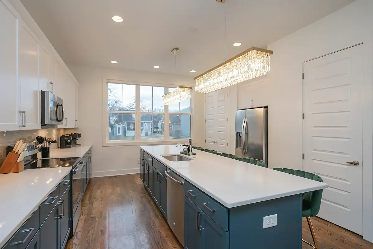2 bed, 2.5 bath, 1716 sqft, $2,400 — Photo 2