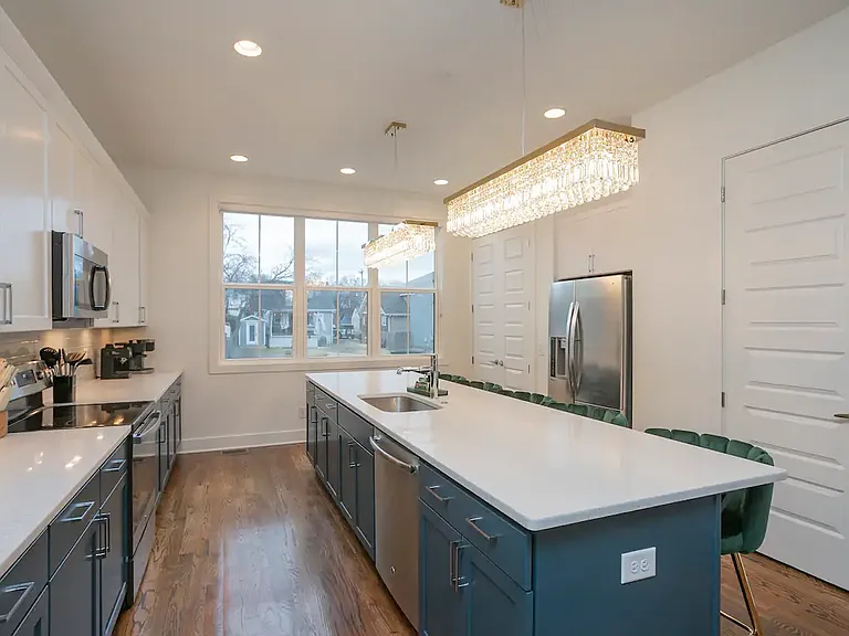 1069 E Trinity Ln — Photo 2