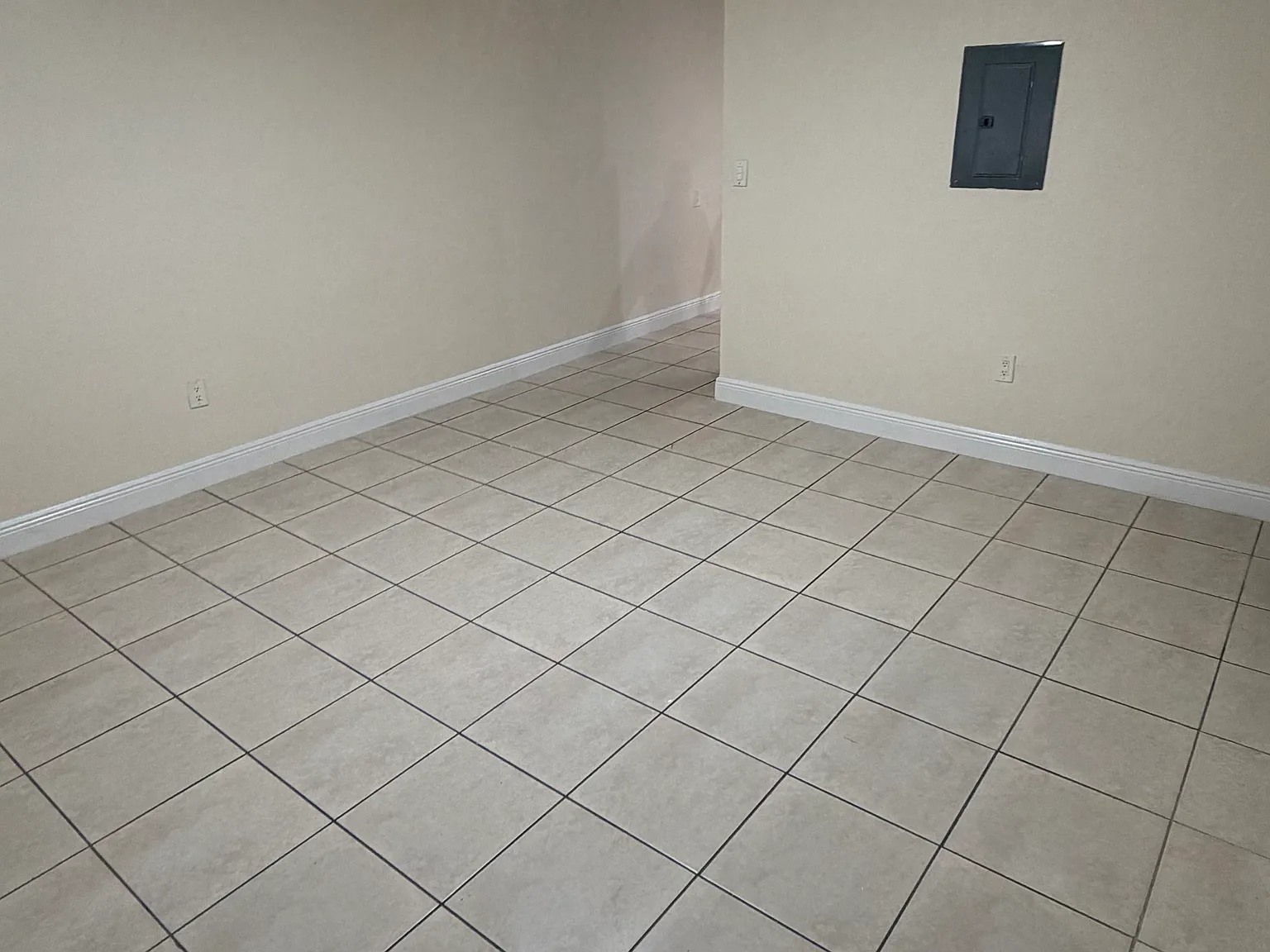 3 bed, 1000 sqft, $3,500 — Photo 2