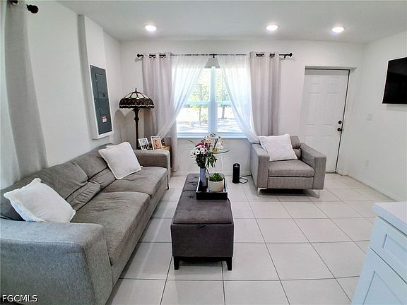 3rd image of 475 N Lindero St