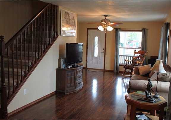 4th image of 123 E Showalter St