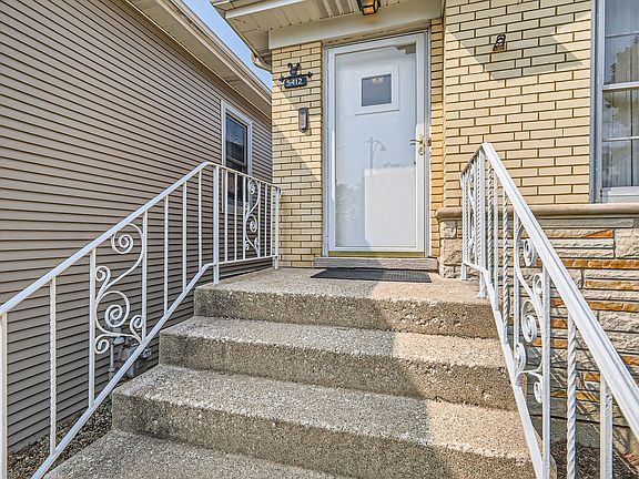 3rd image of 5412 N Melvina Ave