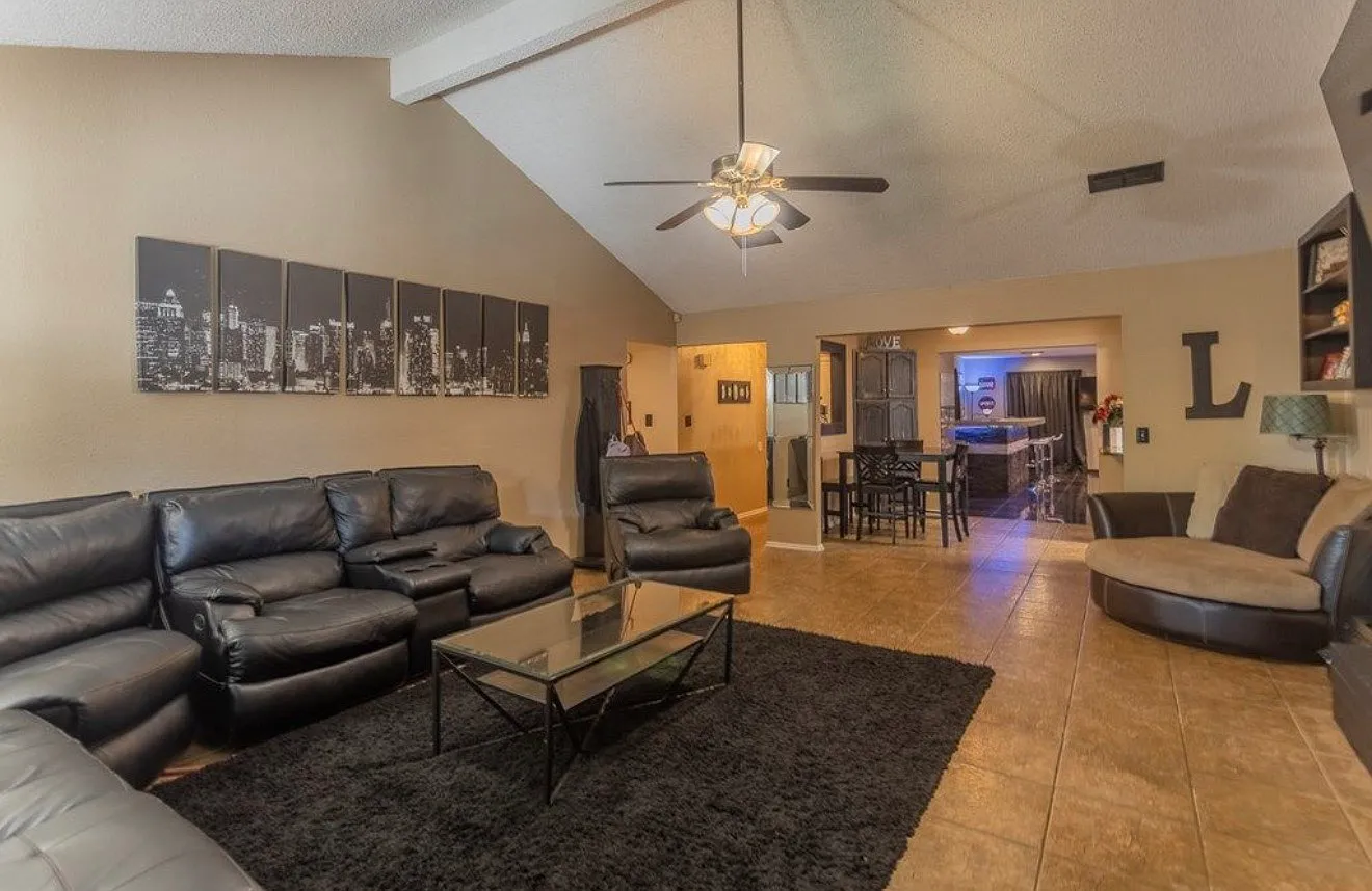 3 bed, 1951 sqft, $2,300 — Photo 2