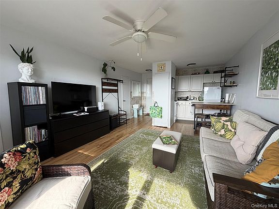 4th image of 855 E Broadway #5G