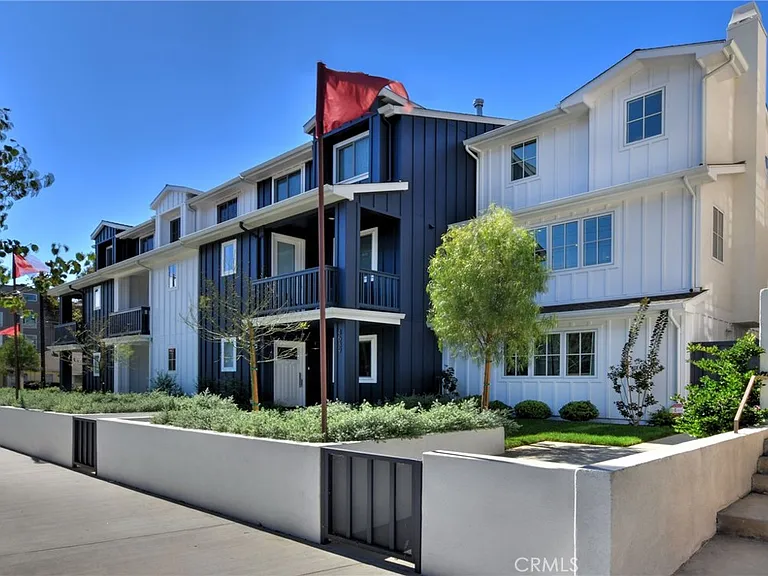 4641 Cahuenga Blvd — Photo 2