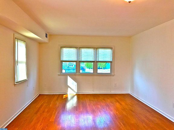 4th image of 804 W Oak Ln #A