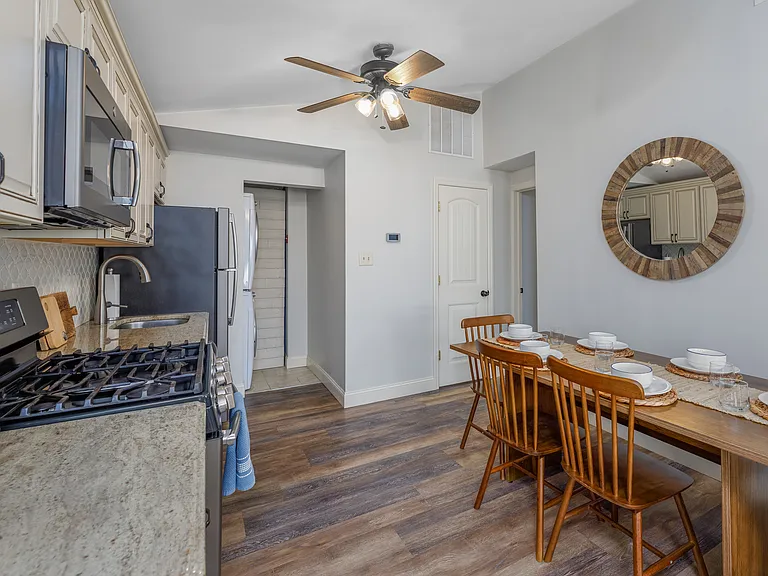 512 E 14th St #2 — Photo 9