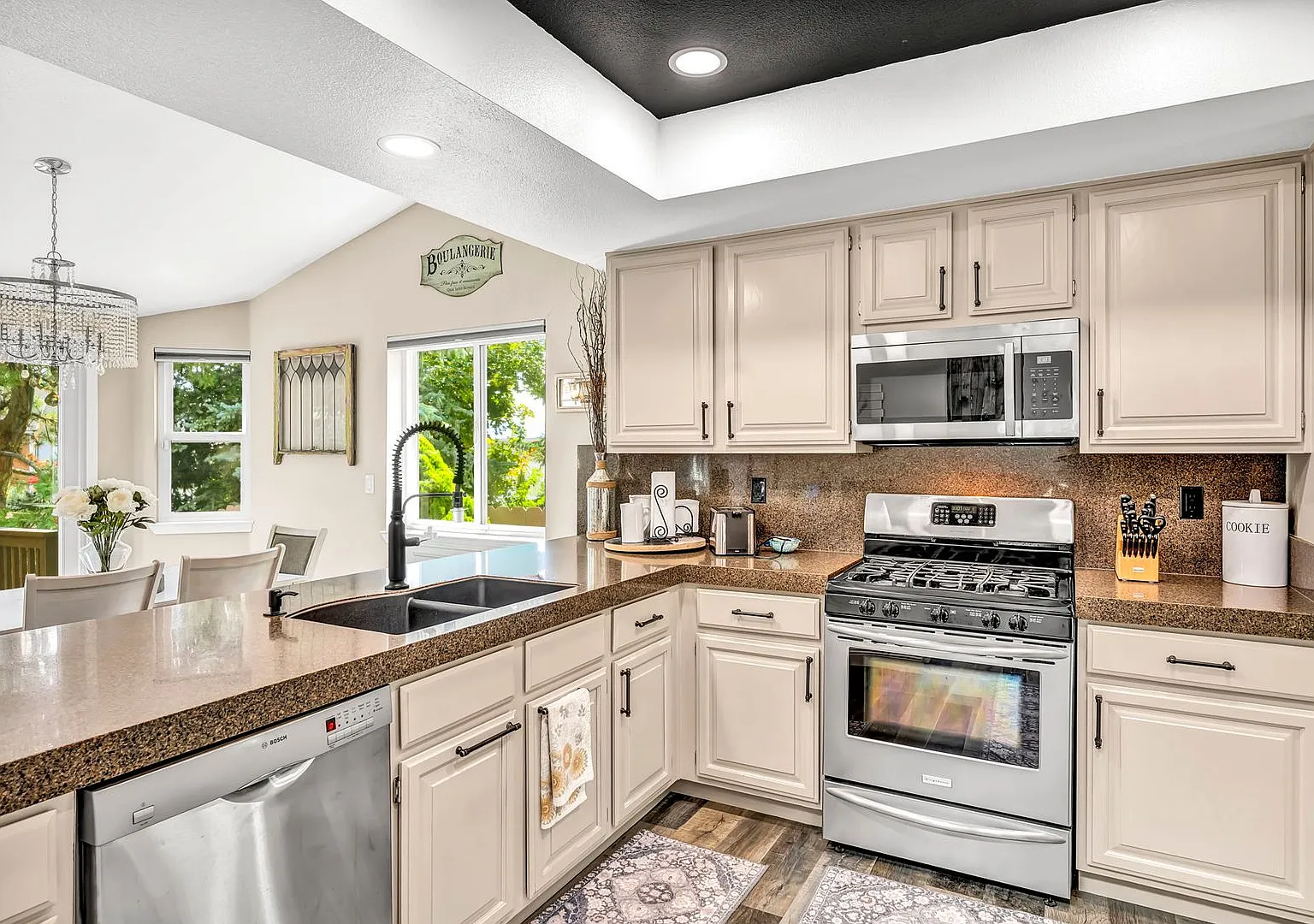 Amazing Fully Furnished Single-Story Farmhouse Retreat | All Utilities Included | Prime Location — Photo 4