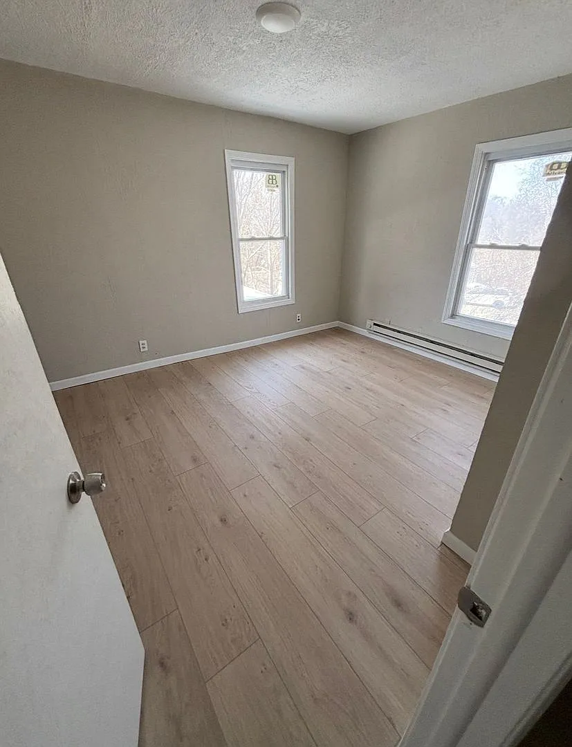 Huge 5 bedroom 2 bath home — Photo 3