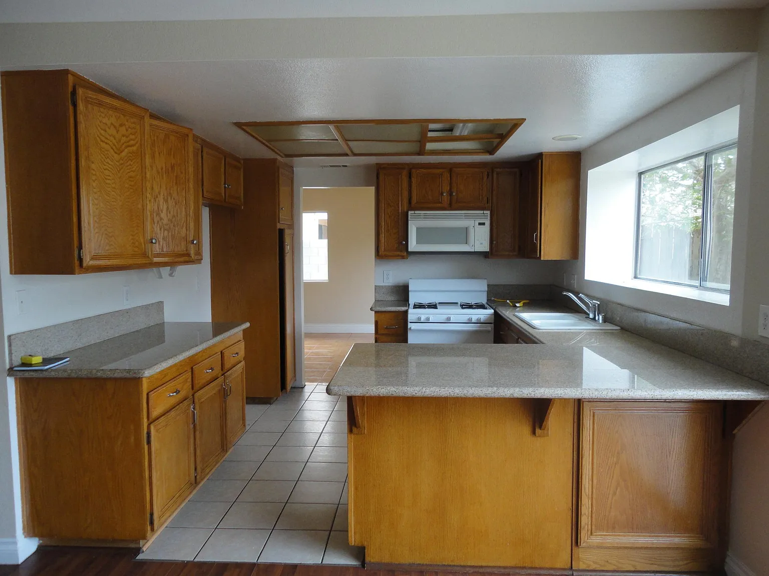 4 bed, 2.5 bath, 1922 sqft, $3,050 — Photo 2
