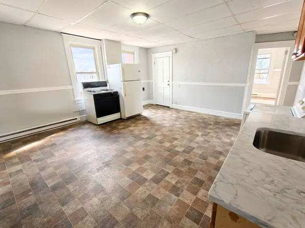 21 Dale St, 21 Dale St #3, Chicopee, MA 01020