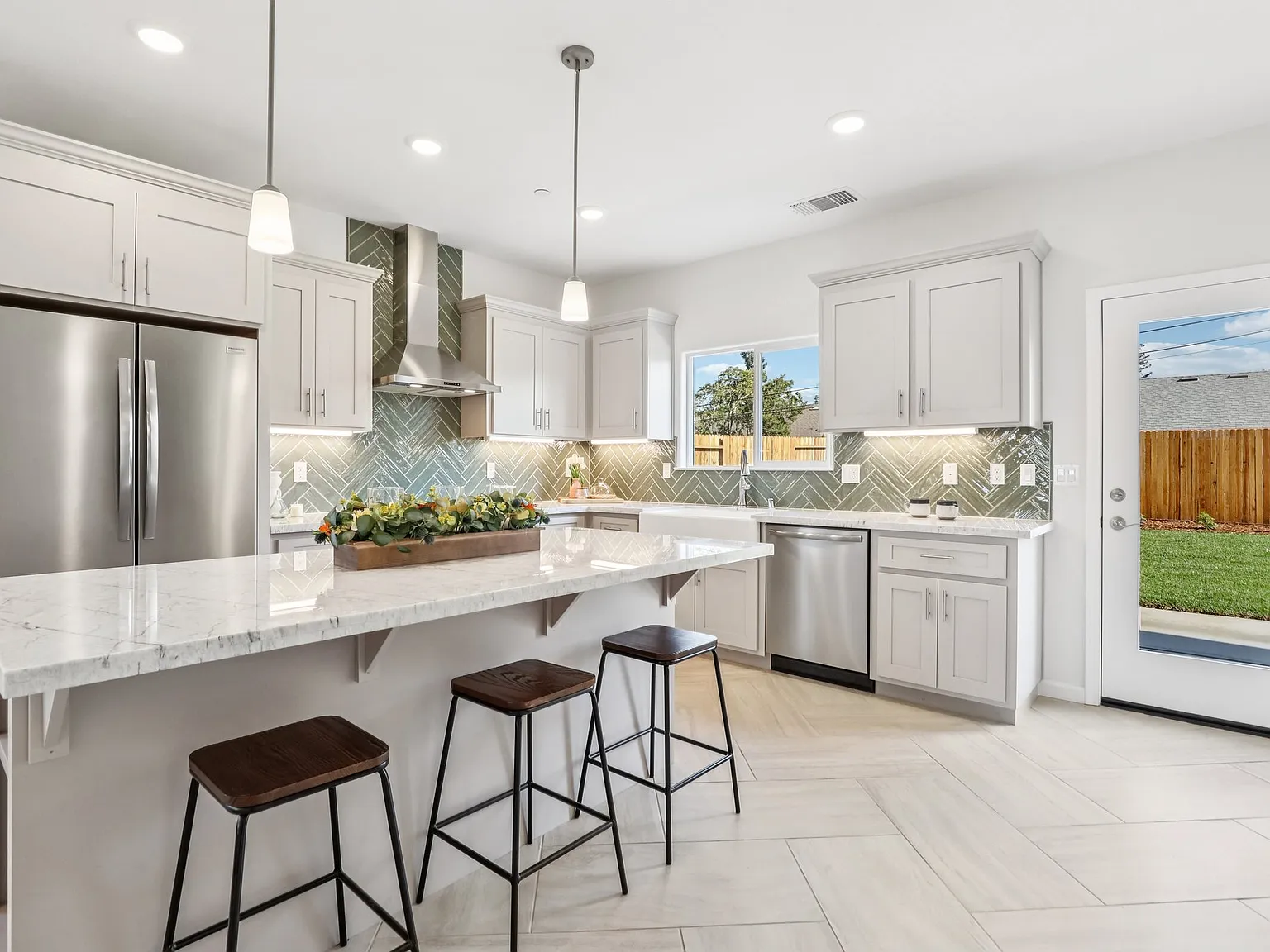 4 bed, 2125 sqft, $3,800 — Photo 3